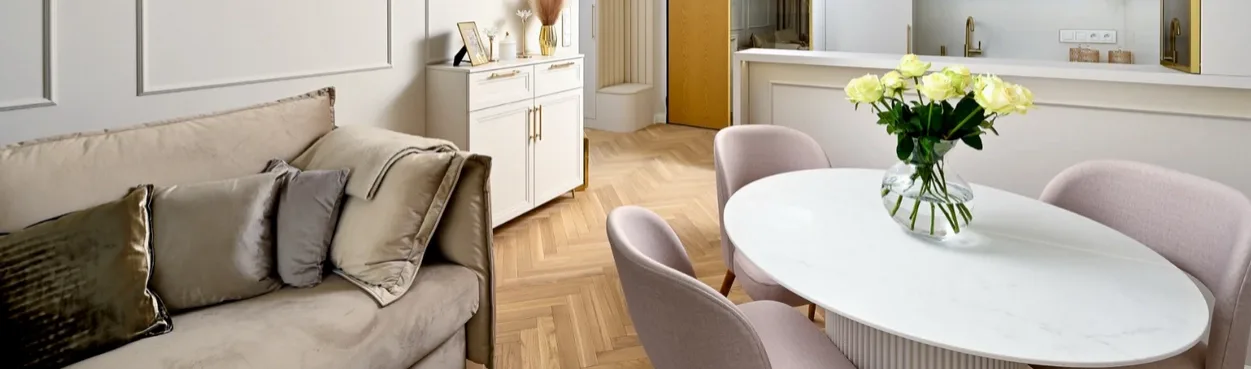 Jasna podłoga – jak projektant wnętrz wykorzystuje panele i drewno w nowoczesnych aranżacjach